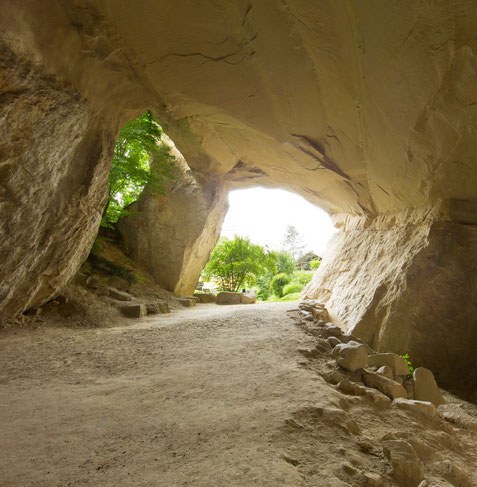 angefragt_emma_kunz_grotte.jpg lichtdurchflutetes Inneres der Emma-Kunz-Grotte mit Blick nach draussen ins Grüne