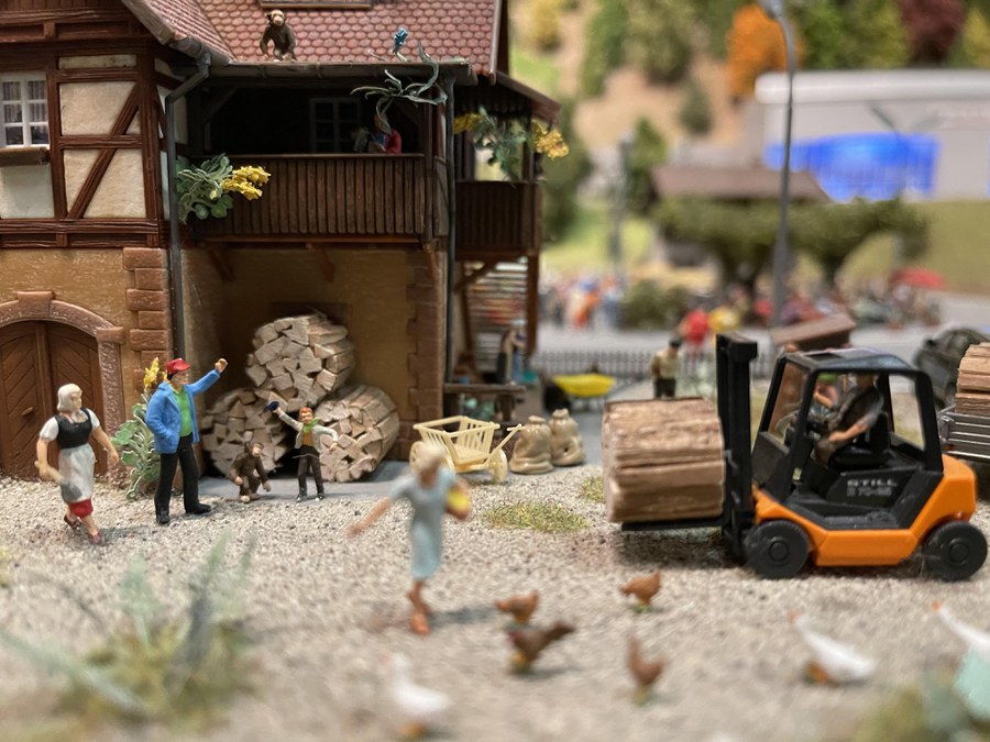 Detail aus der Miniaturwelt Smilestones mit Haus, Personen und Gabelstapler in Miniaturversion